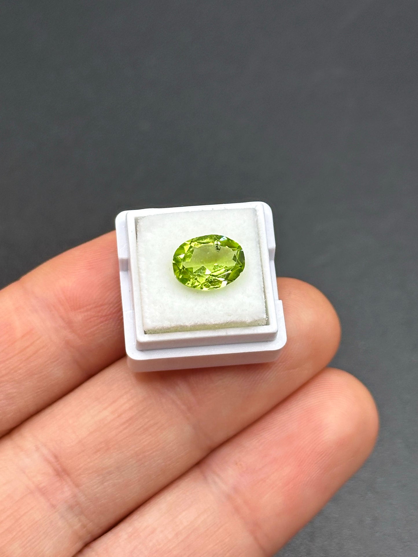 1.7ct. OVAL CUT PERIDOT